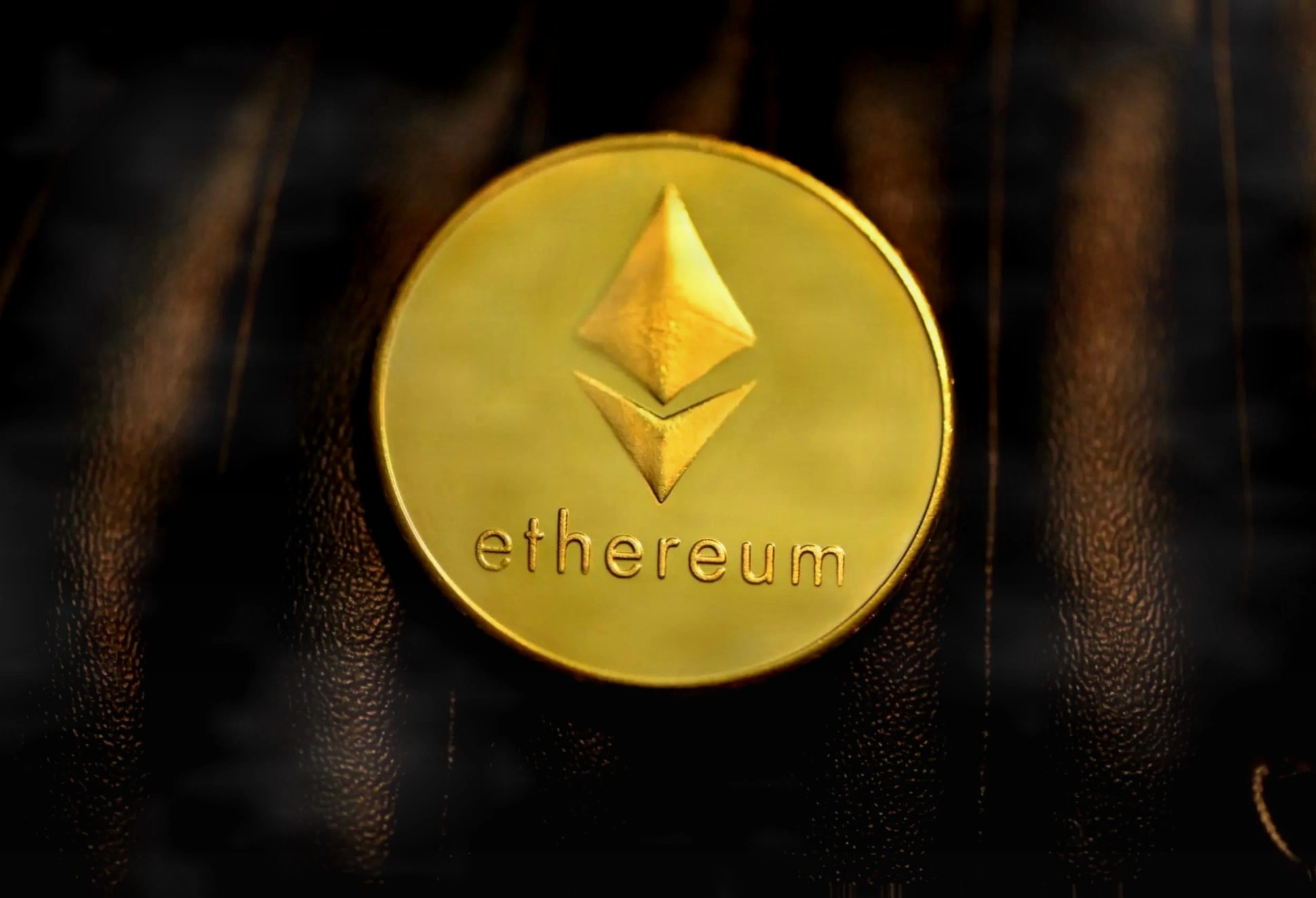 Grayscale与Bitmine锁定近5亿美元以太坊，质押供应趋紧